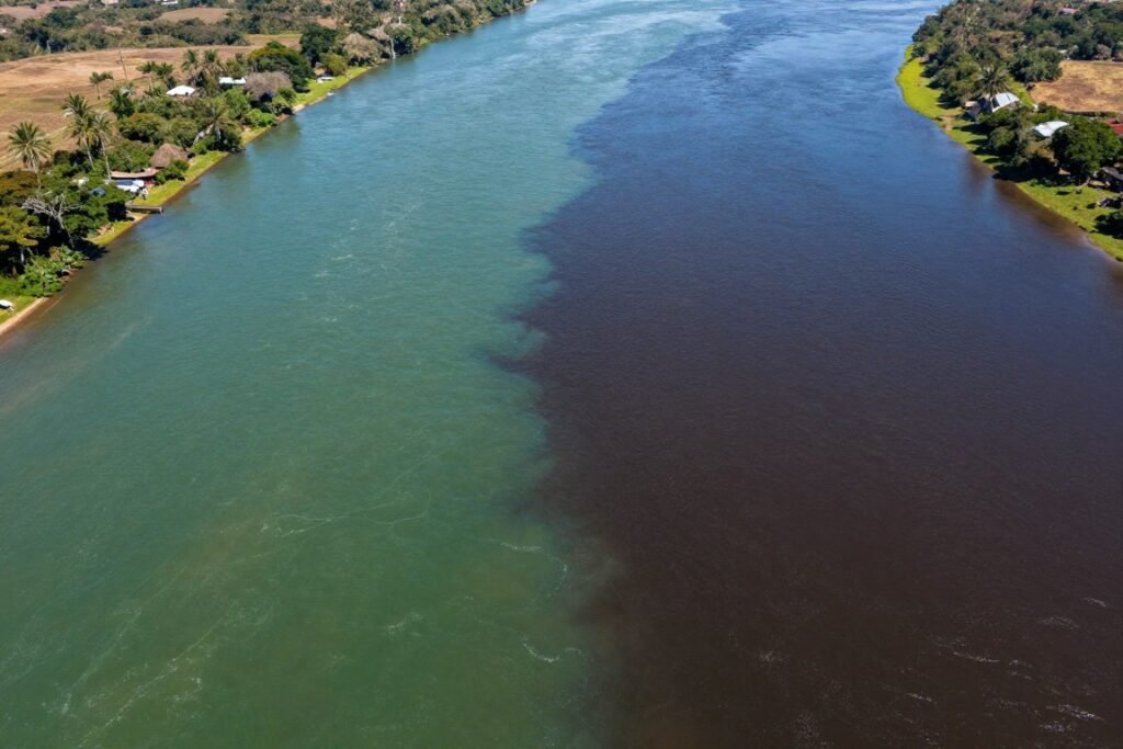 Encontro das águas dos rios Tapajós e Amazonas visto do alto Encontro das águas dos rios Tapajós e Amazonas visto do alto