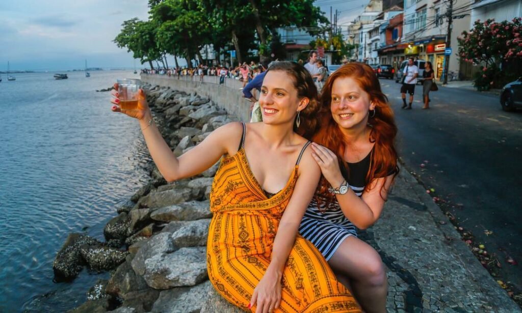 Mureta da Urca, ponto de encontro de cariocas e turistas Mureta da Urca, ponto de encontro de cariocas e turistas
