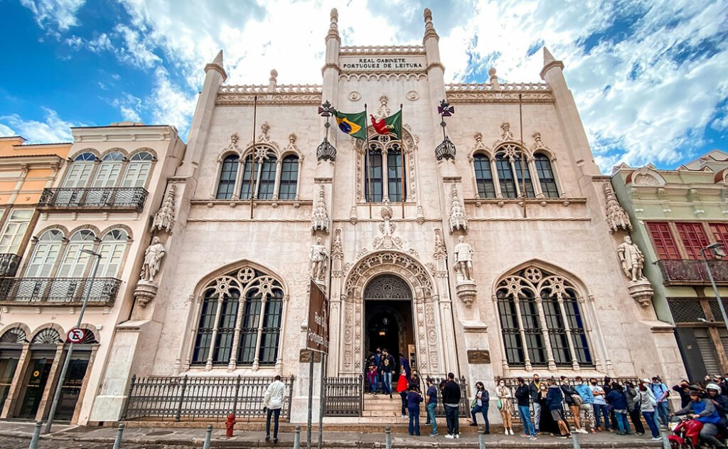 Vista externa do edifício histórico do Real Gabinete Português de Leitura na região central do Rio de Janeiro Vista externa do edifício histórico do Real Gabinete Português de Leitura na região central do Rio de Janeiro